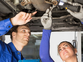 Zwei Mechaniker reparieren ein Auto