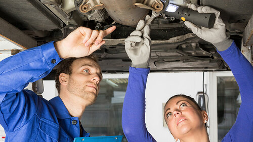 Zwei Mechaniker reparieren ein Auto