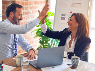 Mann-Frau-High-Five-1600880292203-US-krakenimages