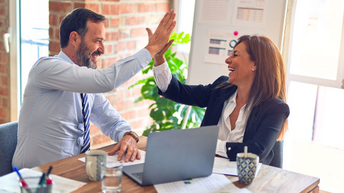 Mann-Frau-High-Five-1600880292203-US-krakenimages