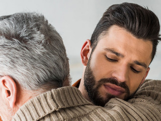 Vater-Sohn-Umarmung-253627252-DP-AllaSerebrina