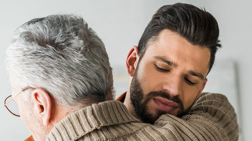 Vater-Sohn-Umarmung-253627252-DP-AllaSerebrina