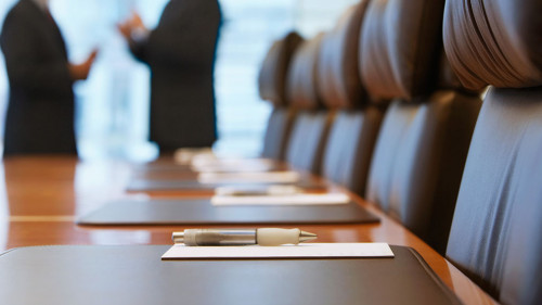 Konferenztisch-Anzugtraeger-Diskussion-33821853-DP-londondeposit