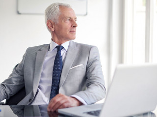 Anzugtraeger-Buero-Fenster-DP-gzorgz