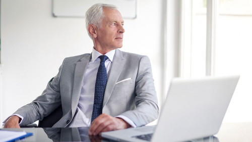 Anzugtraeger-Buero-Fenster-DP-gzorgz