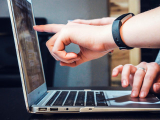 Haende-Laptop-FlPc9_VocJ4-US-John-Schnobrich