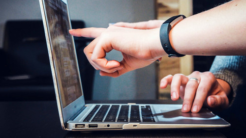 Haende-Laptop-FlPc9_VocJ4-US-John-Schnobrich