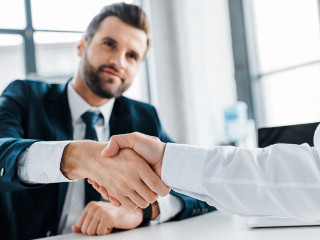 Anzugtraeger-Handshake-240075690-DP-VitalikRadko