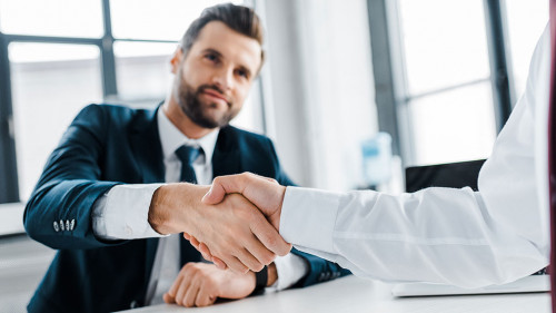 Anzugtraeger-Handshake-240075690-DP-VitalikRadko