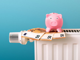 save energy and heating costs in winter, piggy bank on radiator