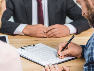 Anzugtraeger-Paar-Unterschrift-174274476-DP-alebloshka