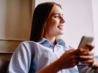 Frau-Smartphone-Laecheln-207169112-DP-GaudiLab