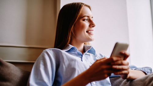 Frau-Smartphone-Laecheln-207169112-DP-GaudiLab