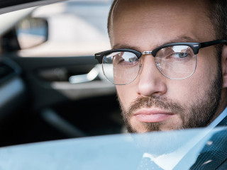 Anzugtraeger-Auto-268869690-DP-HayDmitriy