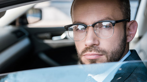 Anzugtraeger-Auto-268869690-DP-HayDmitriy