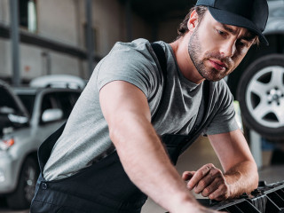 Kfz-Mechatroniker-Werkstatt-204693350-DP-VitalikRadko