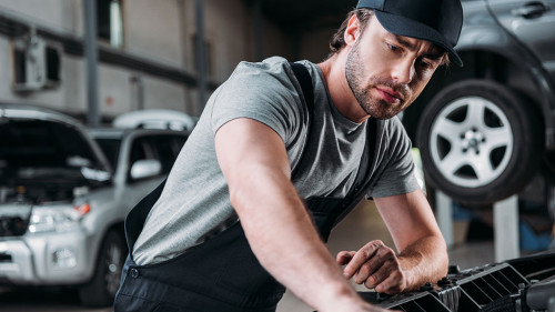 Kfz-Mechatroniker-Werkstatt-204693350-DP-VitalikRadko