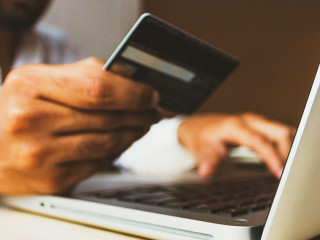 Mann-Kreditkarte-Laptop-Q59HmzK38eQ-US-rupixen-com