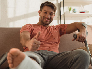 Mann-Gipsbein-zuversichtilich-340244392-DP-HayDmitriy