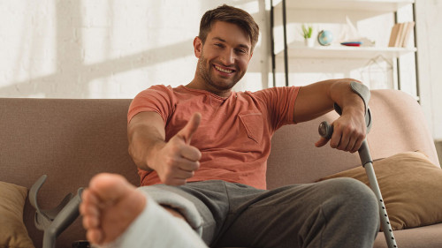 Mann-Gipsbein-zuversichtilich-340244392-DP-HayDmitriy