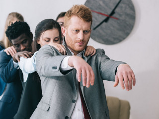 AnzugtraegerIn-Zombie-174753874-DP-ArturVerkhovetskiy