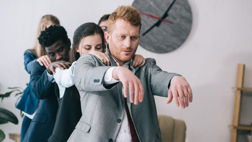 AnzugtraegerIn-Zombie-174753874-DP-ArturVerkhovetskiy