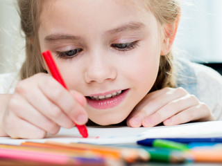 Maedchen-zeichnet-144694703-DP-DmitryPoch