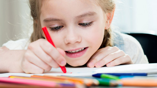 Maedchen-zeichnet-144694703-DP-DmitryPoch