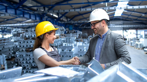 Anzugtraeger-Frau-Fabrik-Helm-404465814-DP-alex-wolf