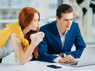 KollegIn-Laptop-394362562-DP-ufabizphoto