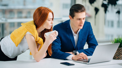 KollegIn-Laptop-394362562-DP-ufabizphoto