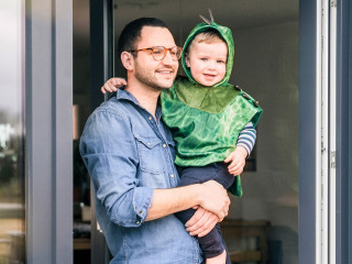 Vater-Sohn-09080141-mauritius-images-Westend61-Uwe-Umstaetter