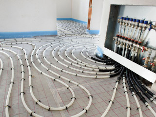 Hausbau mit Innenausbau der Fußbodenheizung und Sanitär