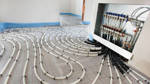 Hausbau mit Innenausbau der Fußbodenheizung und Sanitär