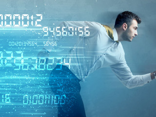 Anzugtraeger-Laptop-schnell-107864796-DP-ra2studio