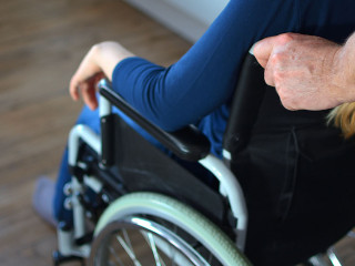 Junge Frau im Rollstuhl