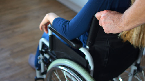 Junge Frau im Rollstuhl