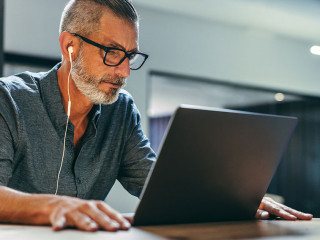 Mann-Laptop-479517298-AS-Jacob-Lund