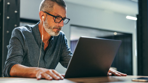 Mann-Laptop-479517298-AS-Jacob-Lund