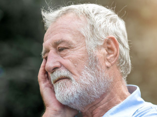 Rentner-traurig-286233764-AS-Baan-Taksin-Studio