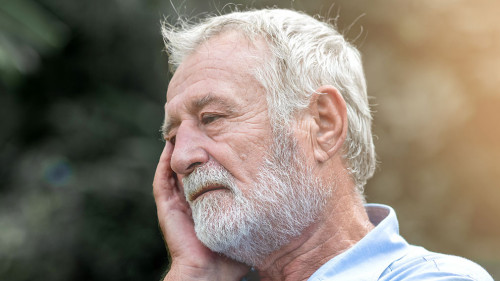 Rentner-traurig-286233764-AS-Baan-Taksin-Studio