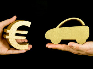 Haende-Euro-Auto-38732882-AS-djtaylor