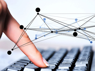 Finger-Tastatur-Netzwerk-242939915-AS-Sergey-Nivens