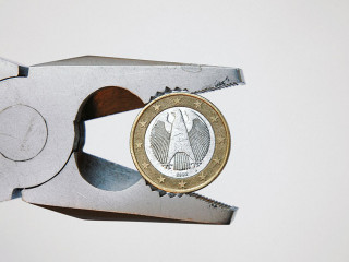 Bundesadler in Zange