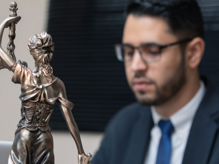 Anzugtraeger-Iustitia-4944546-PB-advogadoaguilar