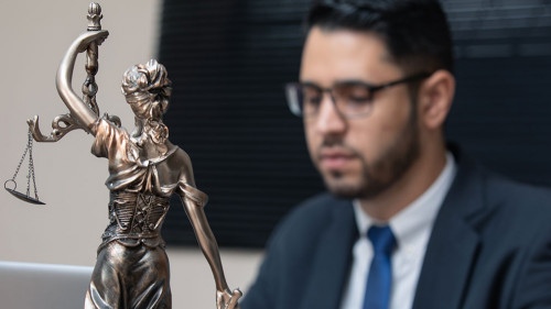 Anzugtraeger-Iustitia-4944546-PB-advogadoaguilar