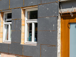 Energetisch-Sanieren-2023-Debeka-AdobeStock