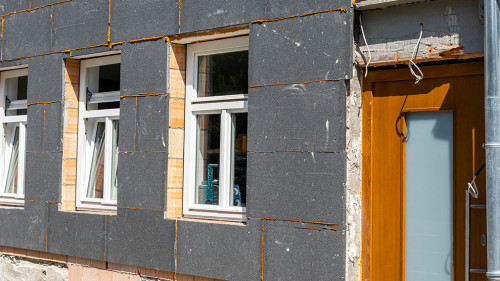 Energetisch-Sanieren-2023-Debeka-AdobeStock