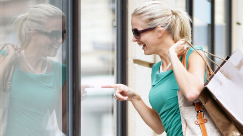 Frau-Shopping-44679051-AS-Peter-Atkins