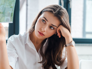 Frau-Geldschein-traurig-315873164-DP-VitalikRadko